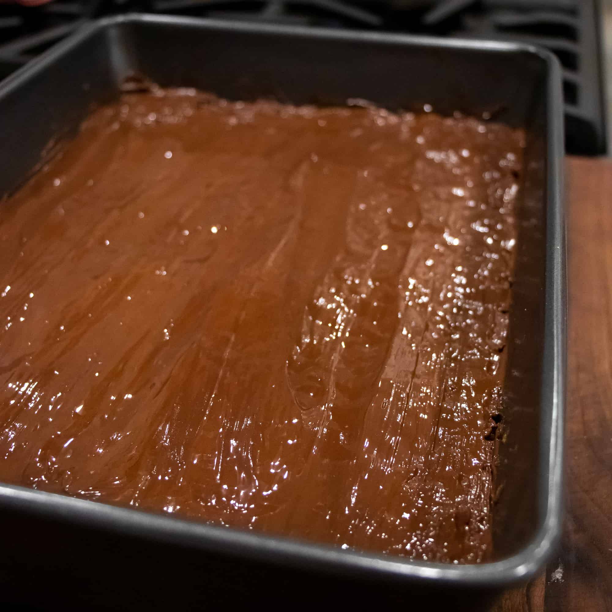 Spread the melted chocolate evenly on the cooled caramel layer.