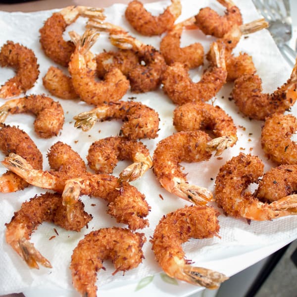 This deep fried shrimp recipe has a crispy breading of panko and coconut. The Thai mayo has tang from lime juice and heat from sriracha sauce and is the perfect dip for these delicious shrimp.