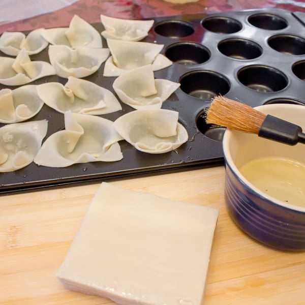 This wonton cup recipe is a snap to make and filled with caesar salad, parmesan cheese and a slice of prosciutto. They look amazing and taste delicious!