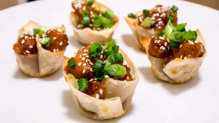 These little wonton cups bring the flavour of famous restaurant style sesame chicken into a little bite size appetizer. Great for parties or holidays!