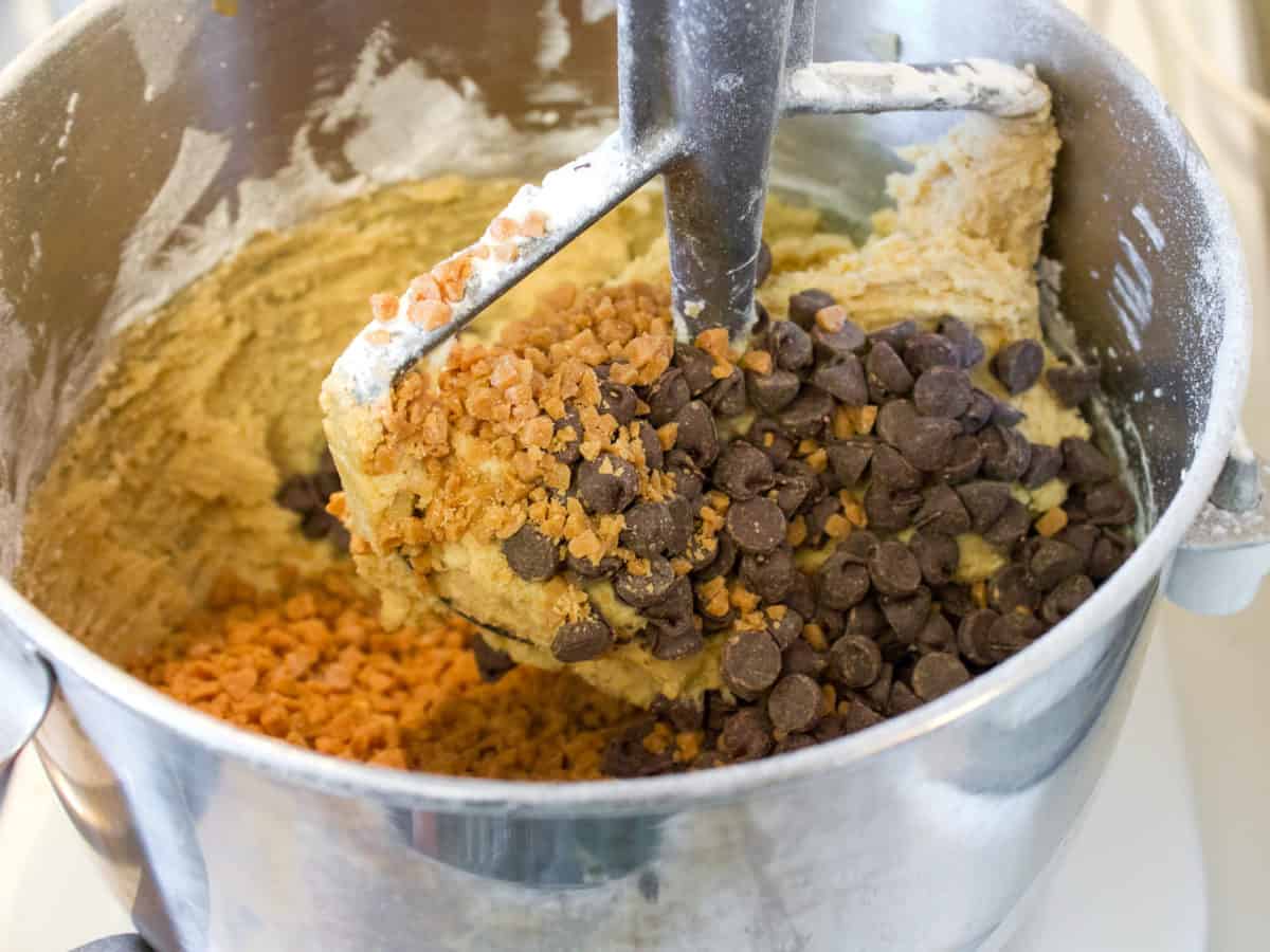 Chocolate Chip Skor Toffee Cookie Bars Recipe