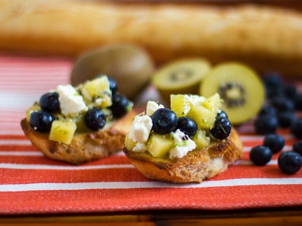 golden kiwi and blueberry bruschetta 4x3c