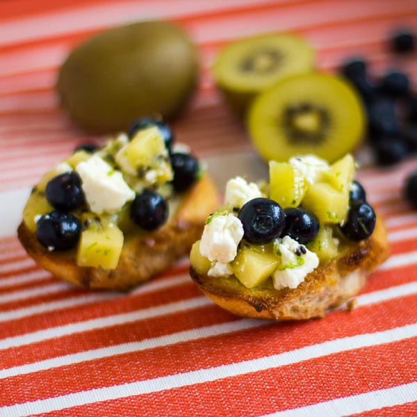 golden kiwi and blueberry bruschetta sq1