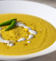 A closeup picture of a bowl of soup.