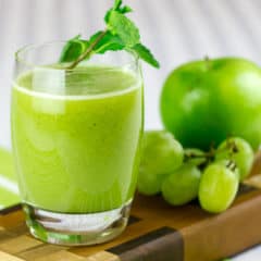 This fresh juice, made with green grapes, granny smith apples and fresh mint, is a source of vitamin C and vitamin K, as well as antioxidants.