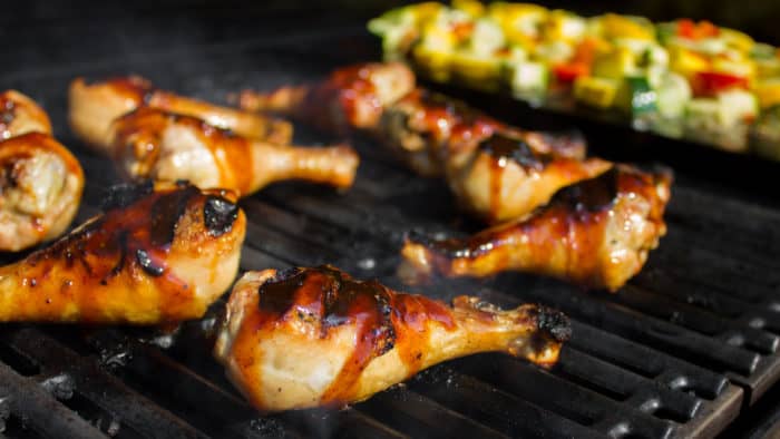 Grilled properly, chicken drumsticks are delicious and tender, with crispy, sticky and saucy skin. Here are some simple suggestions for grilling drumsticks.