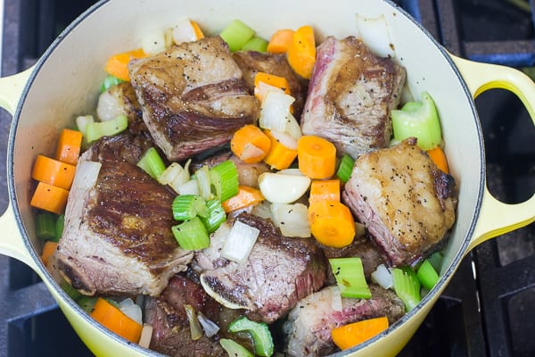 How to make braised beef short ribs with red wine and broth.