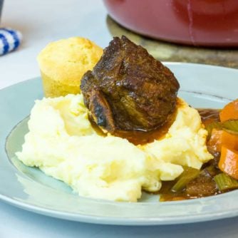 How to make braised beef short ribs with red wine and broth.