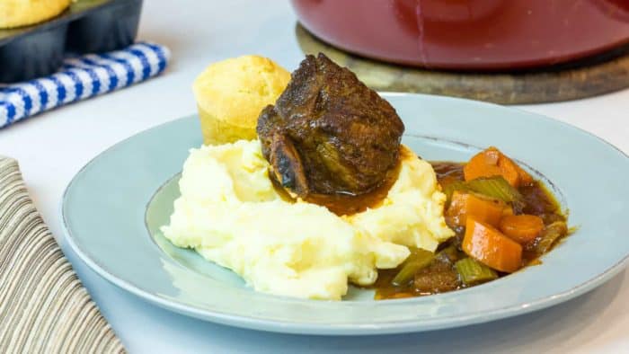 How to make braised beef short ribs with red wine and broth.