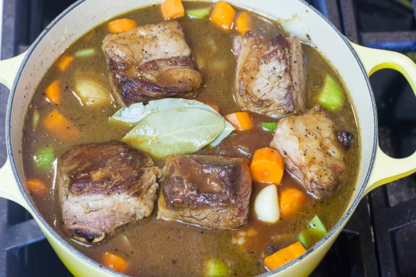 How to make braised beef short ribs with red wine and broth.