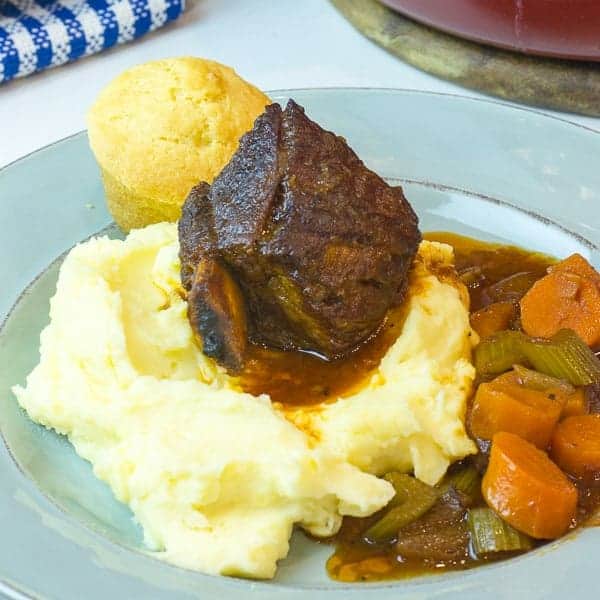 How to make braised beef short ribs with red wine and broth.