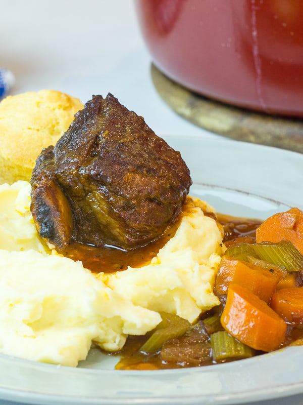 How to make braised beef short ribs with red wine and broth. Serve with mashed potatoes and cornbread muffins.