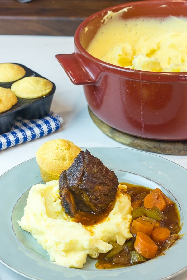 How to make braised beef short ribs with red wine and broth. Serve with mashed potatoes and cornbread muffins.