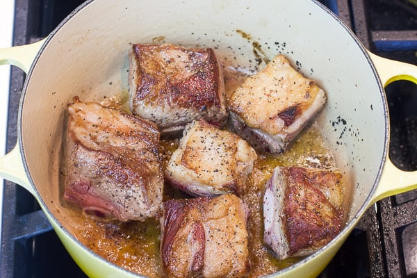 How to make braised beef short ribs with red wine and broth.