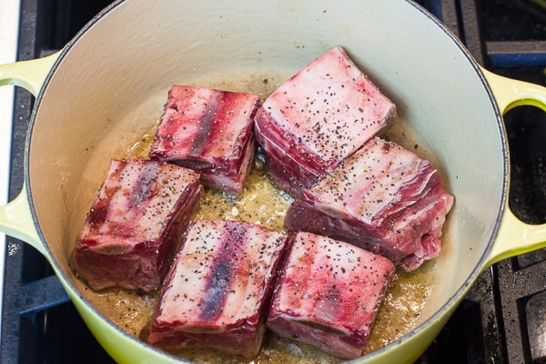 How to make braised beef short ribs with red wine and broth.