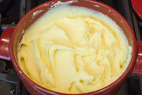 Easy Instructions for how to make the best creamy garlic mashed potatoes recipe