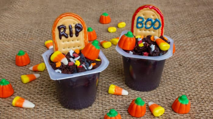 These Halloween pudding cup graveyard treats are the perfect single serving dessert for Halloween. This recipe is very easy to make with Jello Pudding cups.