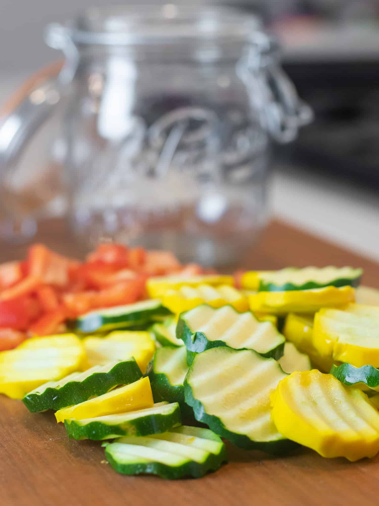 Cut the zucchini with a wavy cutter