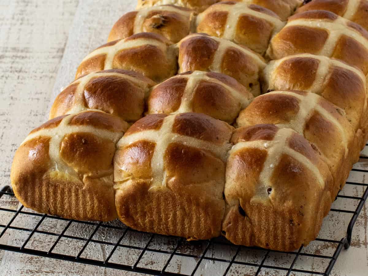 Buns cooling on a wire rack.