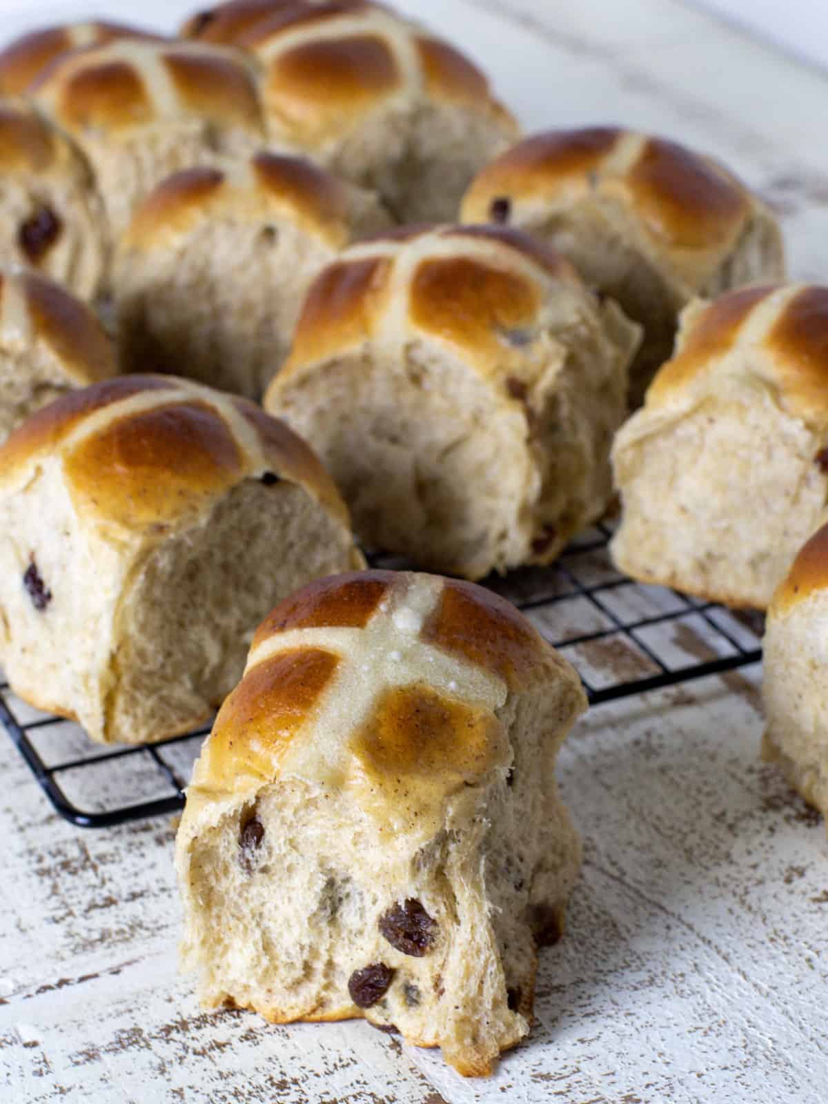 Buns resting on a wire rack.