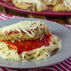 Close up picture of a plate of chicken parmesan.