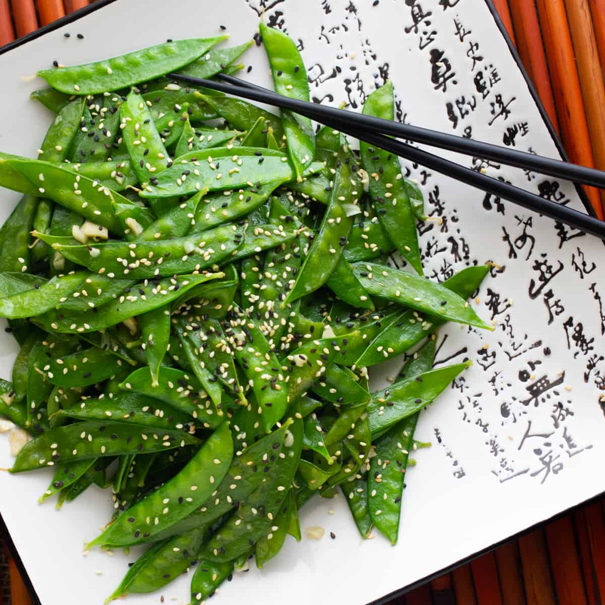 An overhead picture of a plate of snow peas.