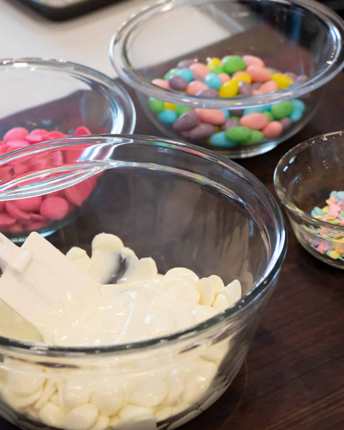 White chocolate melted in a glass bowl.