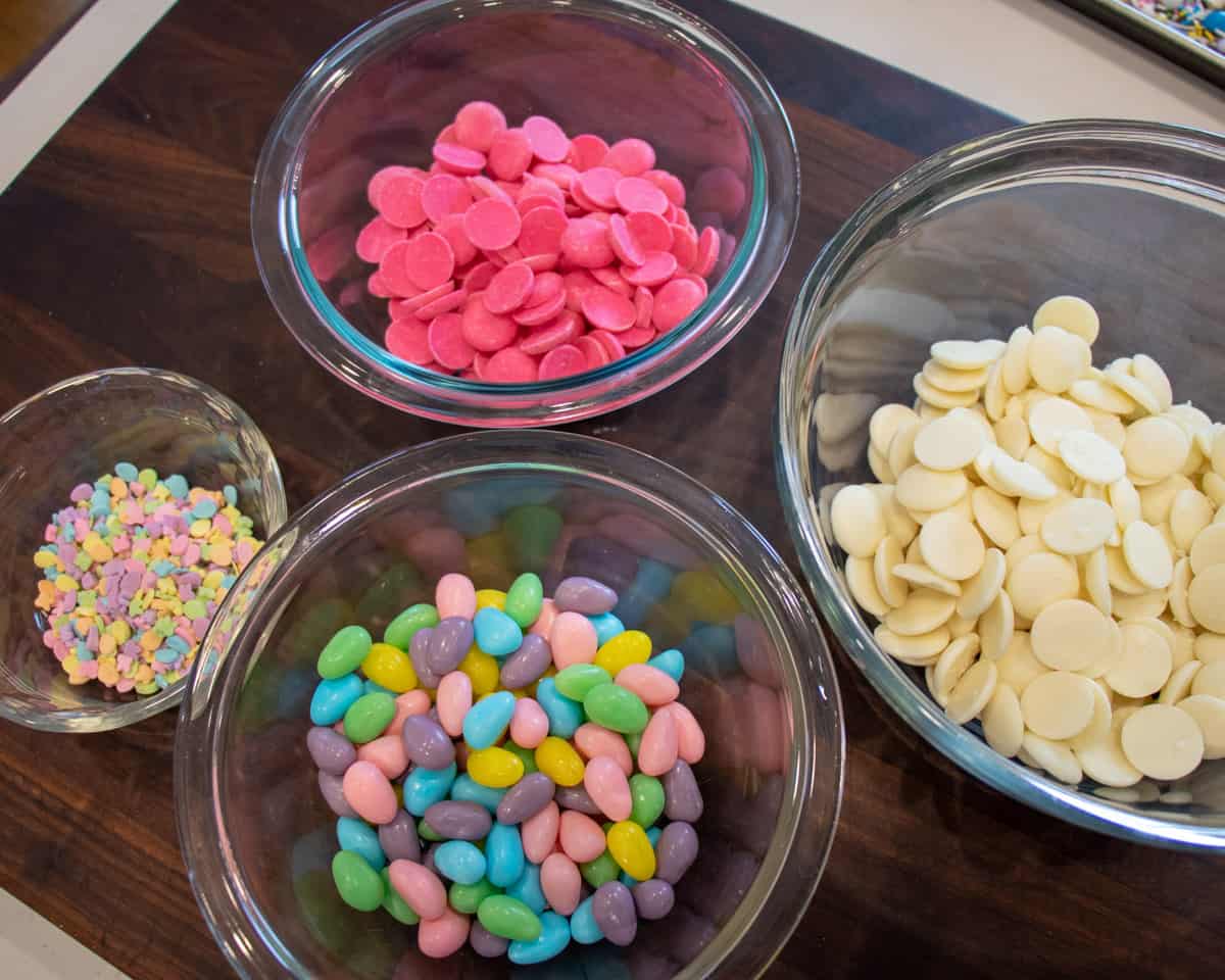 Glass bowls with ingredients.