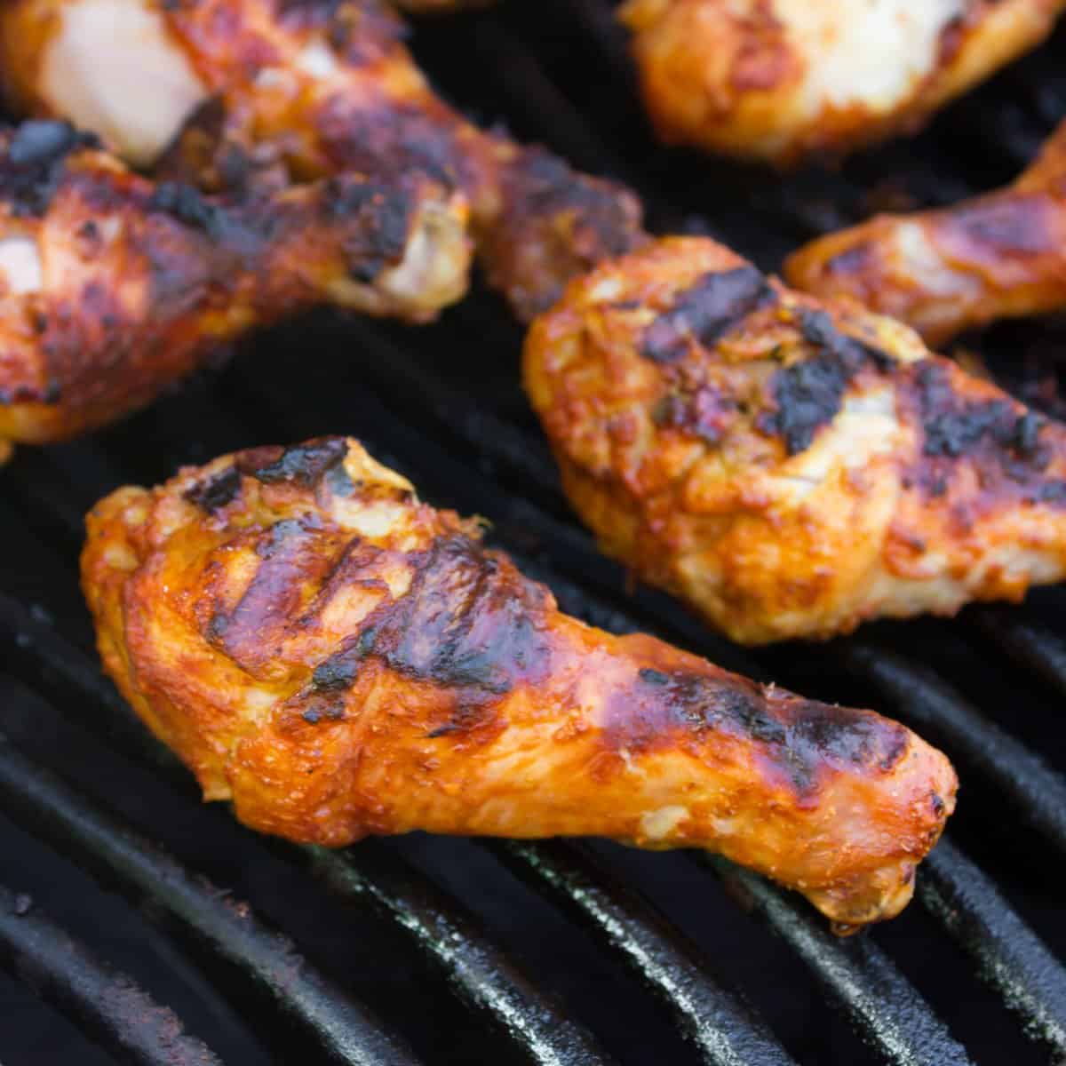 Close up picture of grill chicken drumsticks.