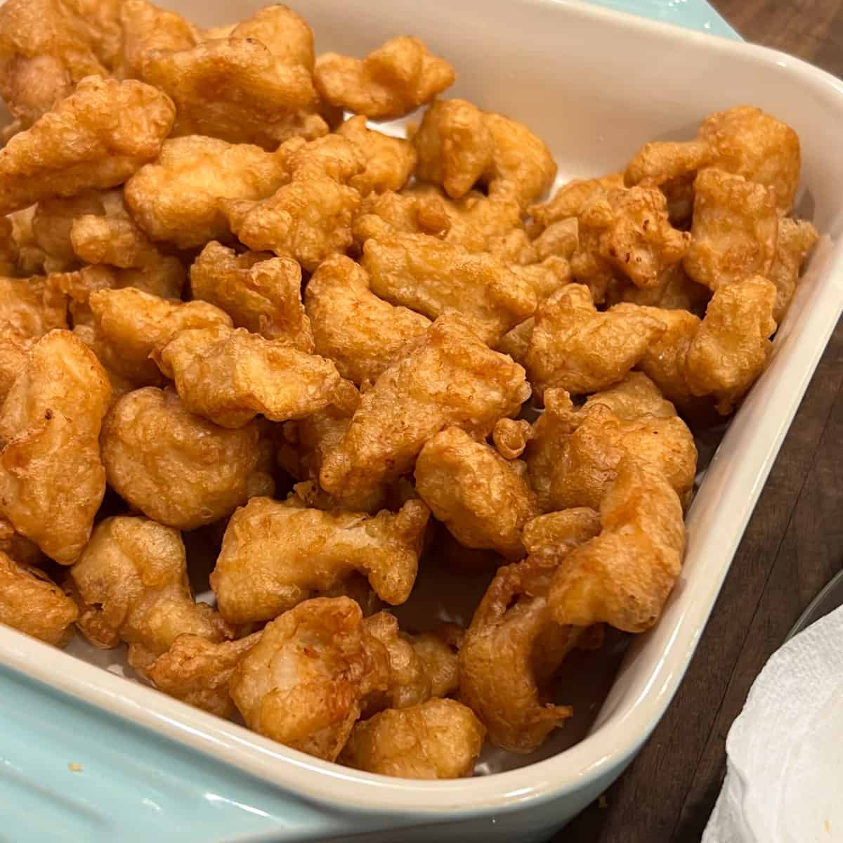 Chunks of fried boneless chicken pieces.