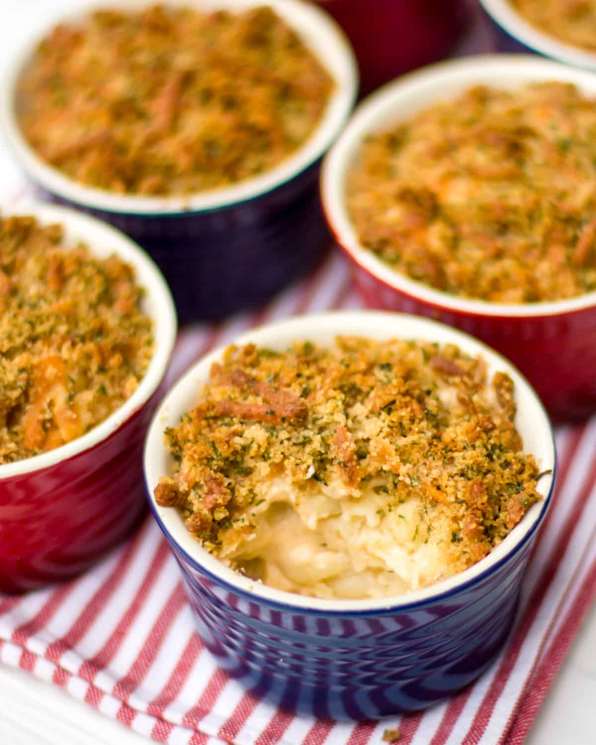 Overhead picture of macaroni and cheese with crumble topping on top.