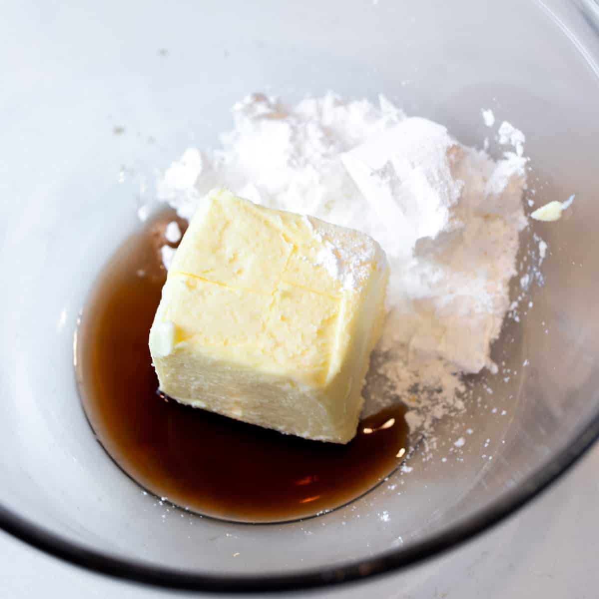 Butter, vanilla and icing sugar in a mixing bowl.
